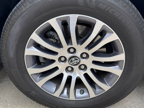 Used 2018 Toyota Sienna XLE Premium w/ Carpet Mat Package FWD image 15