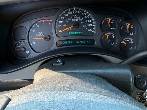 Used 2005 Chevrolet Silverado 2500 LT w/ Heavy-Duty Power Package AWD/4WD image 9