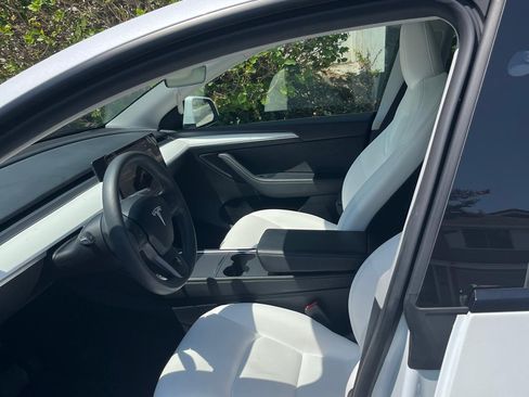 Used 2023 Tesla Model Y Long Range AWD/4WD image 14