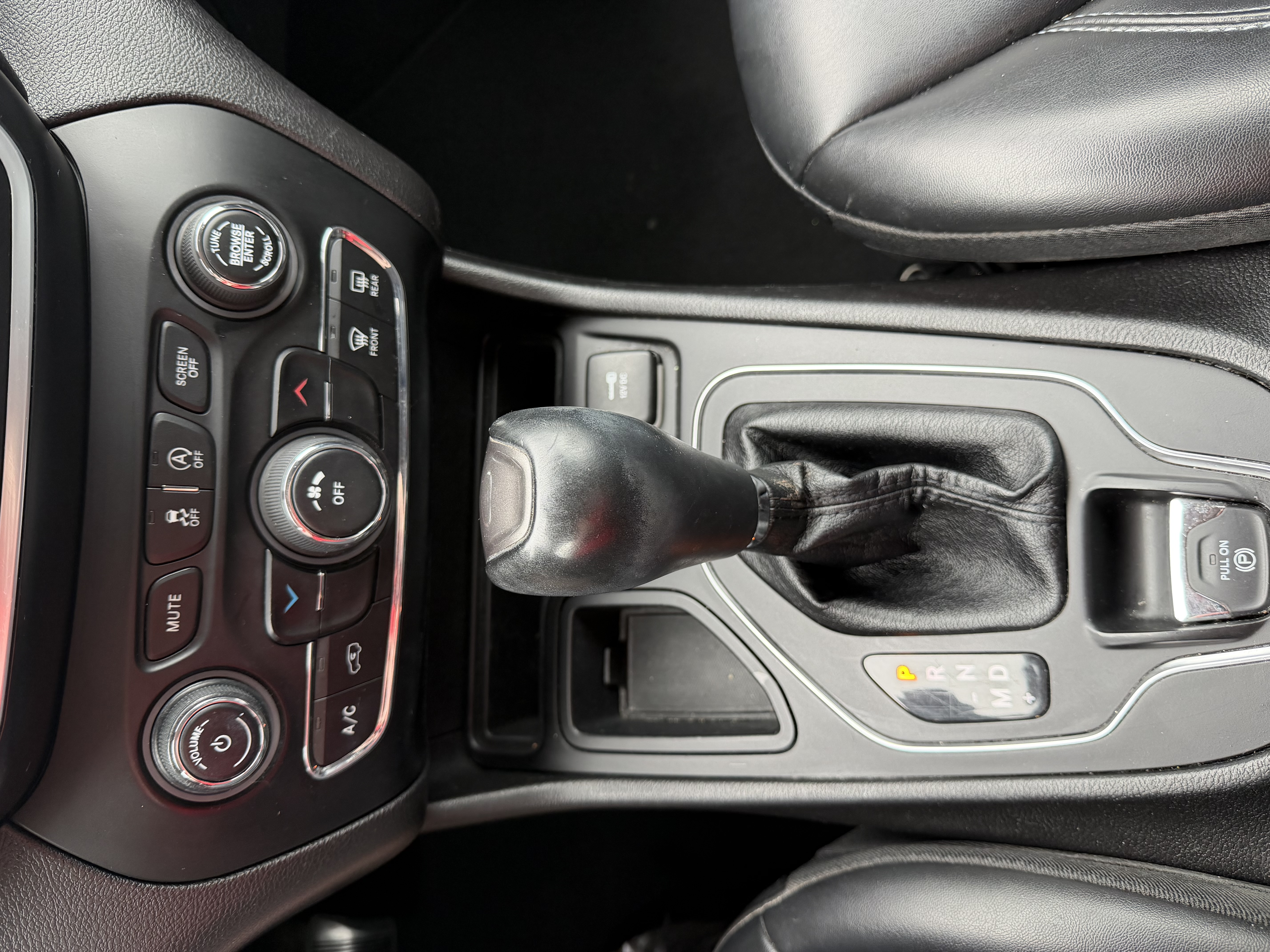 Used 2019 Jeep Cherokee Latitude Plus FWD image 11