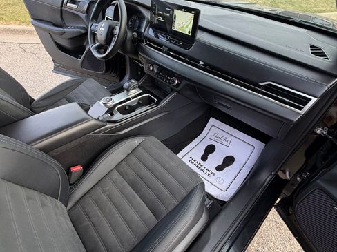 Used 2025 Mitsubishi Outlander SE image 17