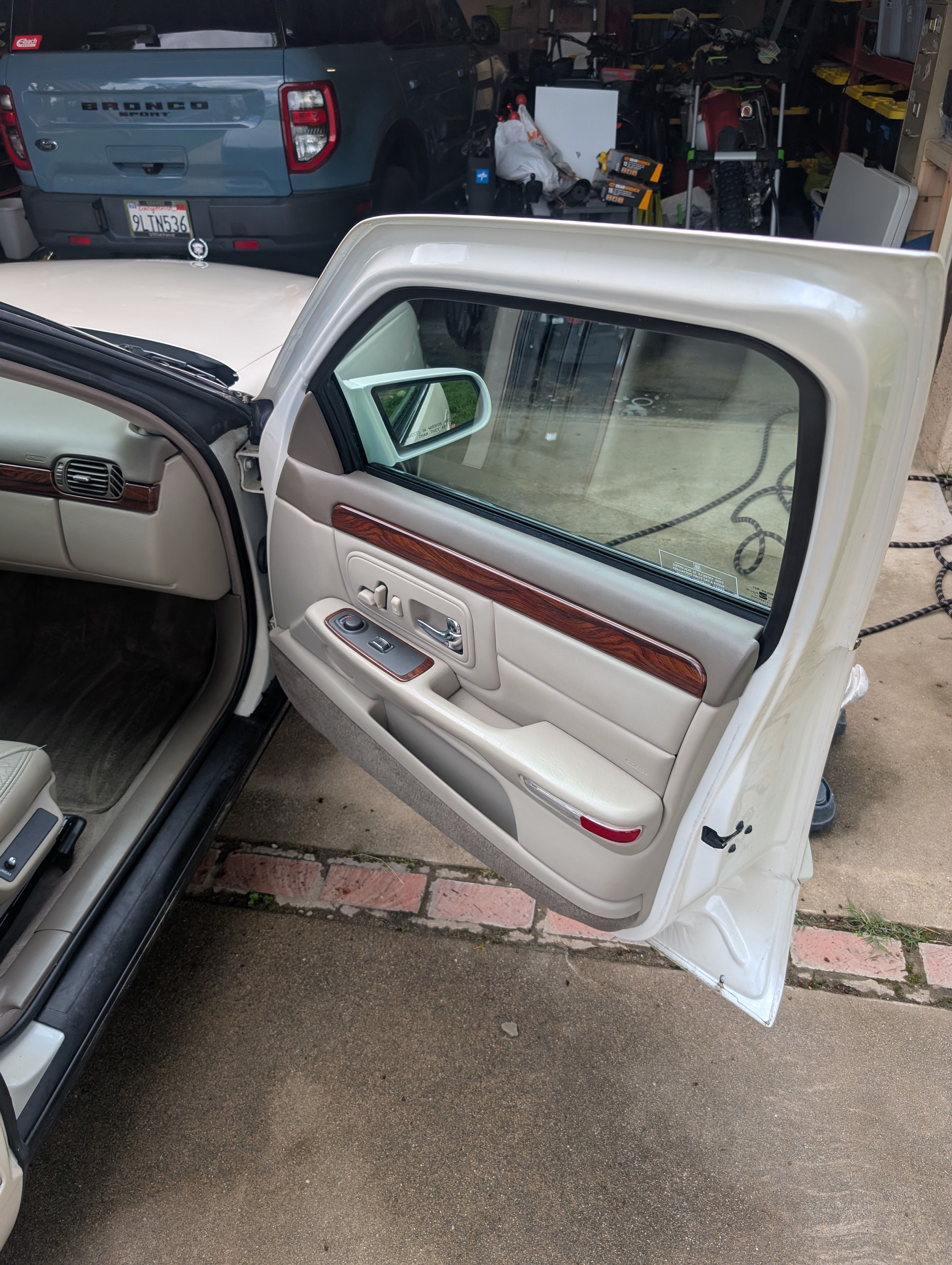 Used 1997 Cadillac De Ville Sedan w/ Comfort/Convenience Pkg FWD image 4