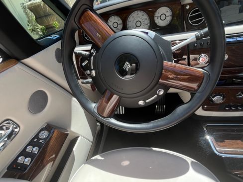 Used 2014 Rolls-Royce Phantom Drophead Coupe RWD image 30