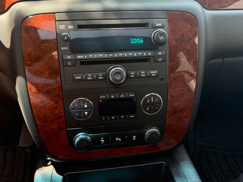 Used 2014 Chevrolet Suburban LT w/ Luxury Package AWD/4WD image 18