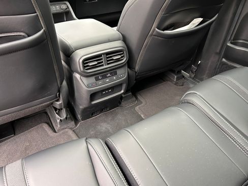 Used 2024 Honda Pilot Touring image 17