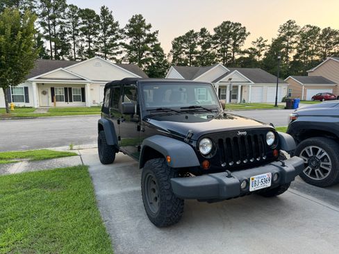 Used 2013 Jeep Wrangler Unlimited Sport image 2