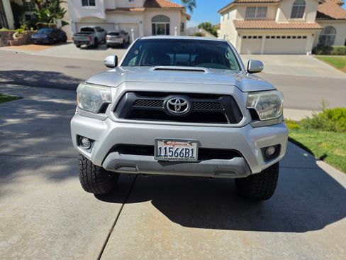Used 2012 Toyota Tacoma PreRunner w/ TRD Sport Pkg image 4