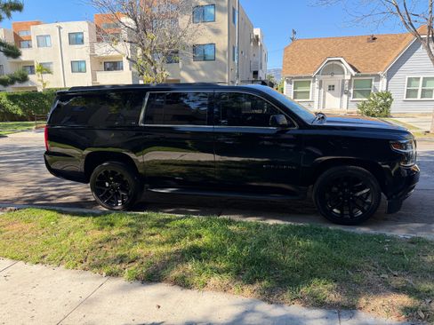 Used 2019 Chevrolet Suburban LT image 4