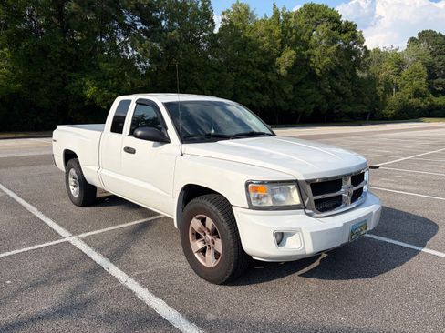 Used 2011 Dodge Dakota ST AWD/4WD image 1
