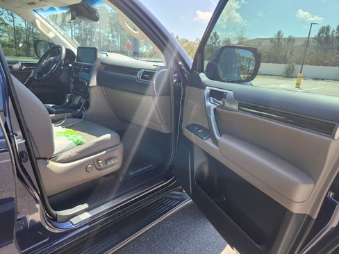 Used 2023 Lexus GX 460 Premium w/ Accessory Package image 12