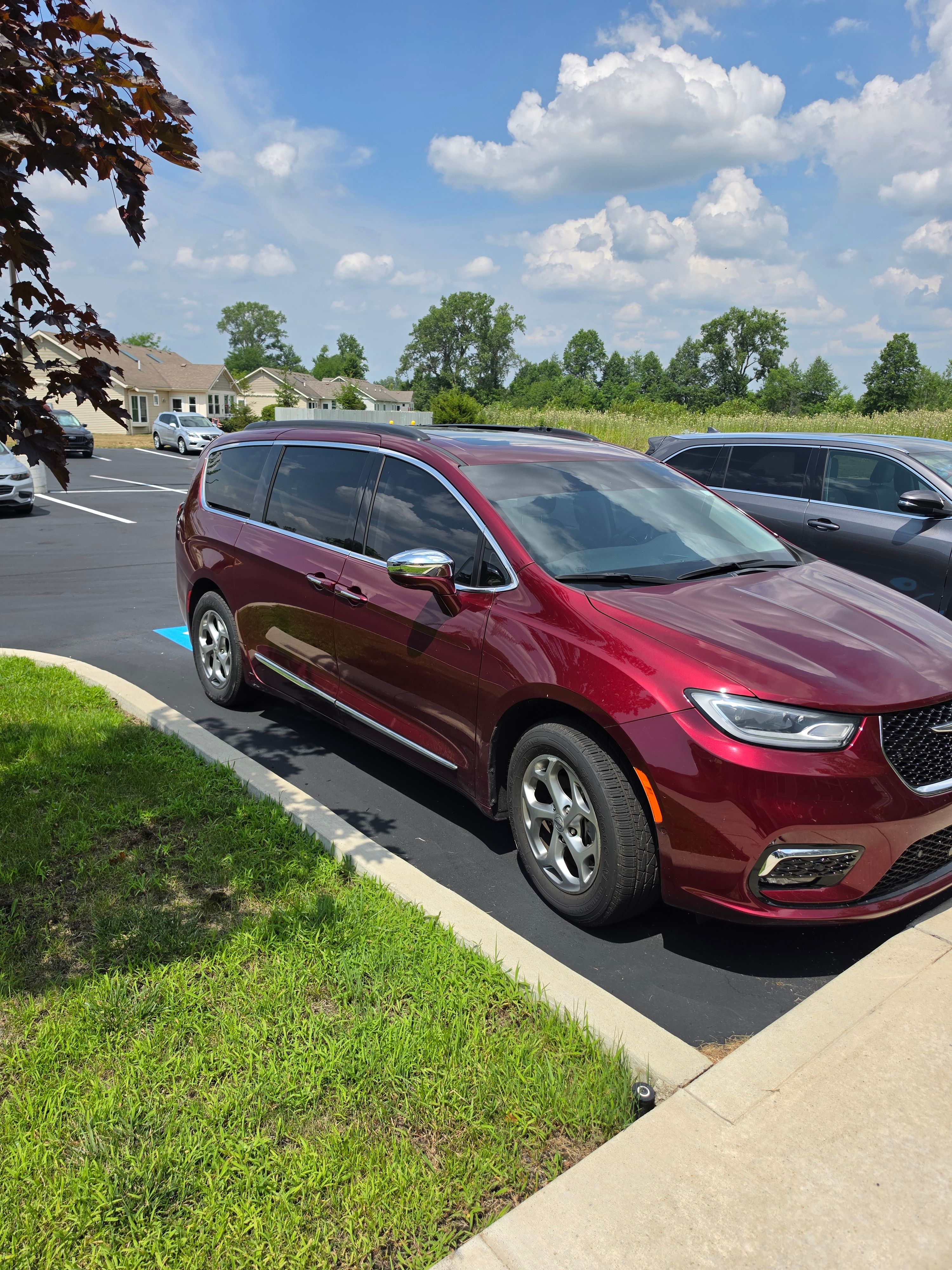 Used 2022 Chrysler Pacifica Limited AWD/4WD image 2