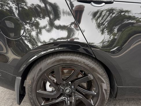 Used 2024 Land Rover Discovery Dynamic SE image 15