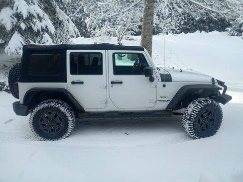 Used 2016 Jeep Wrangler Unlimited Sahara w/ Connectivity Group image 2