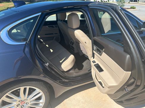 Used 2016 Jaguar XF Prestige RWD image 12