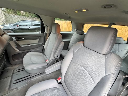 Used 2014 GMC Acadia SLE image 2