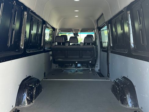 Used 2016 Mercedes-Benz Sprinter 2500 image 10
