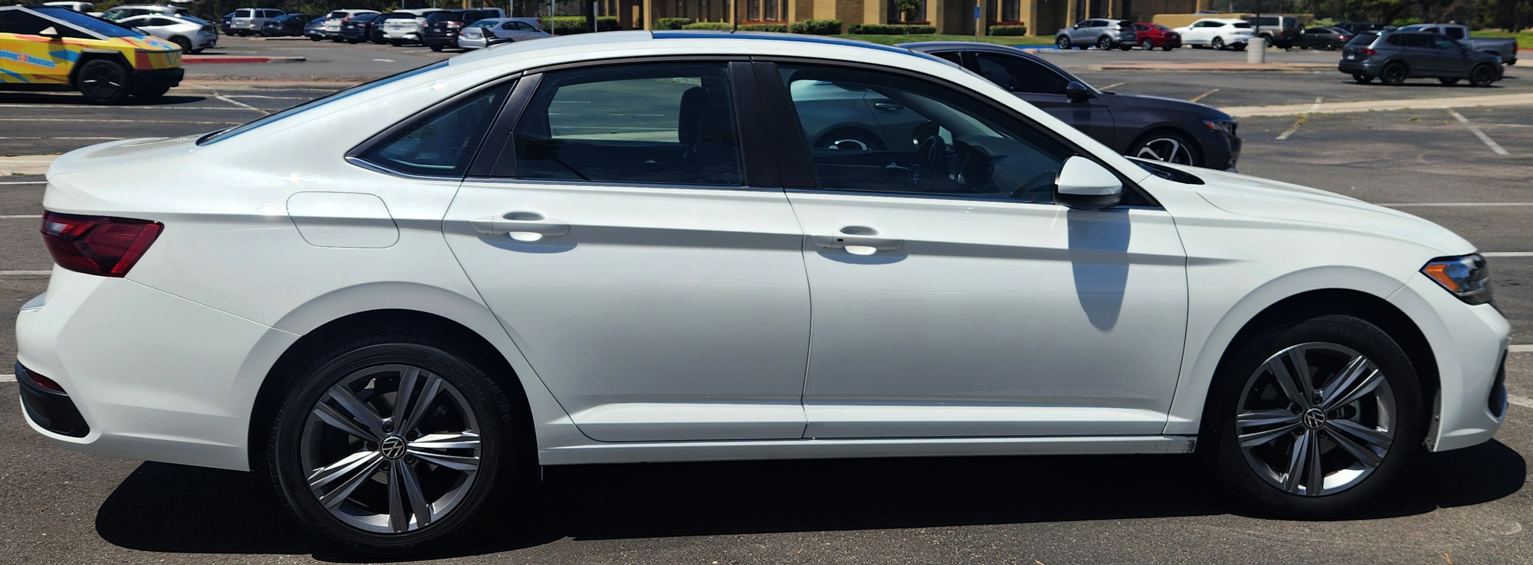Used 2023 Volkswagen Jetta SE w/ Panoramic Sunroof Package FWD image 4