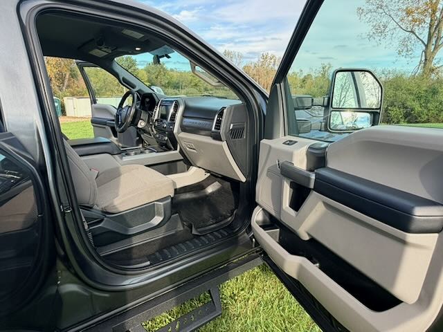 Used 2017 Ford F250 XLT w/ XLT Premium Package AWD/4WD image 16