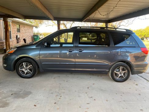 Used 2010 Toyota Sienna XLE image 4