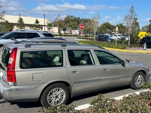 Used 2004 Volvo V70 2.4 image 1