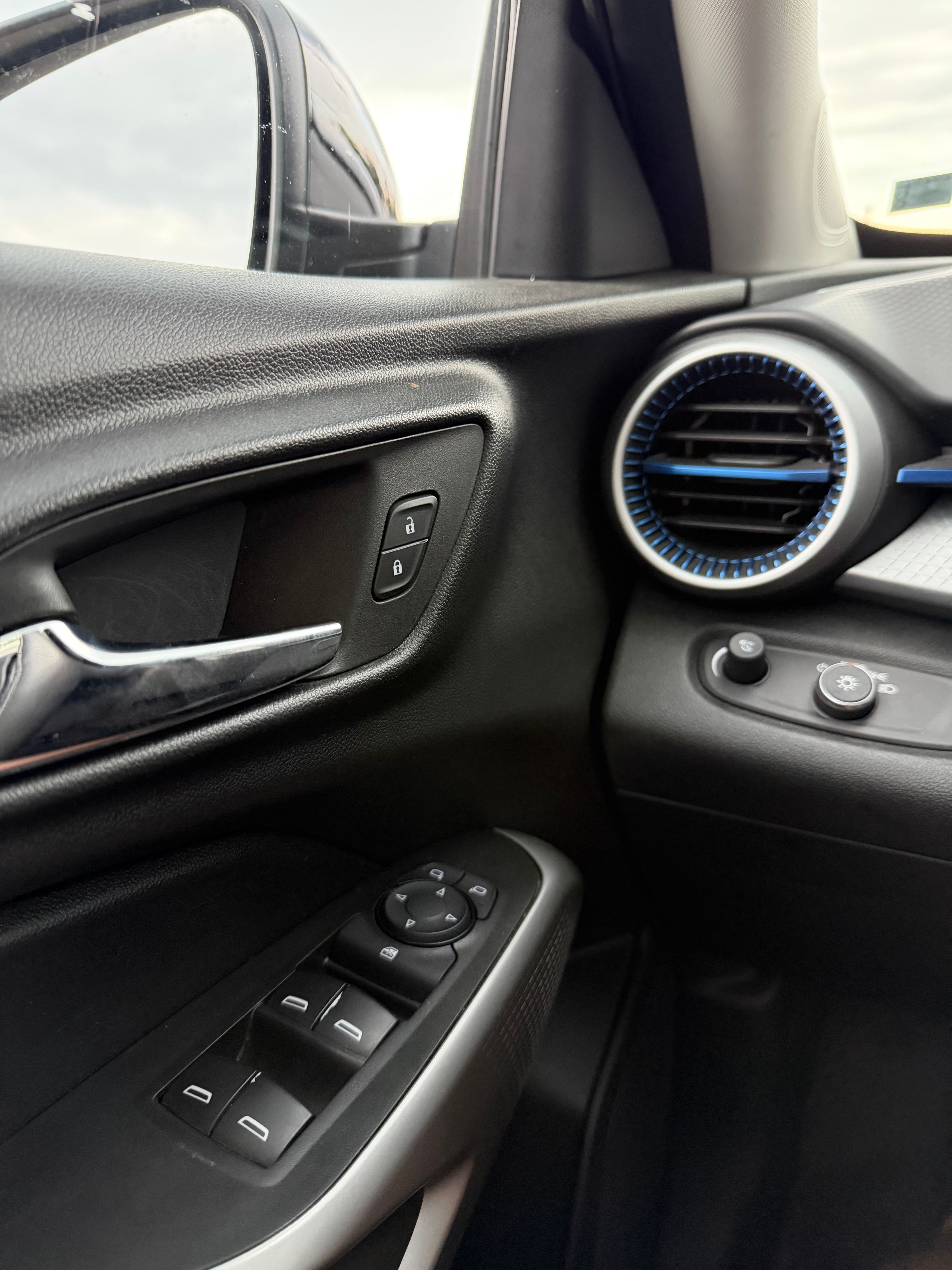 Used 2024 Chevrolet Trax LS w/ LS Convenience Package FWD image 16