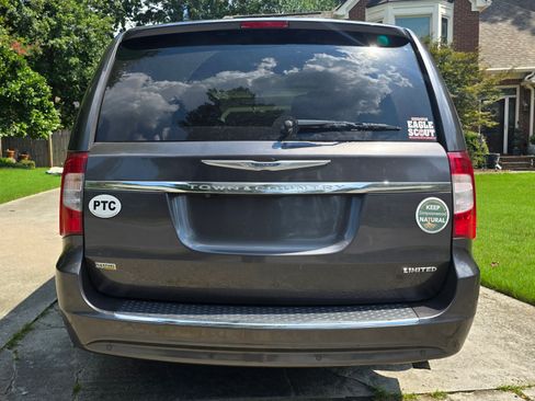 Used 2015 Chrysler Town & Country Limited Platinum image 6