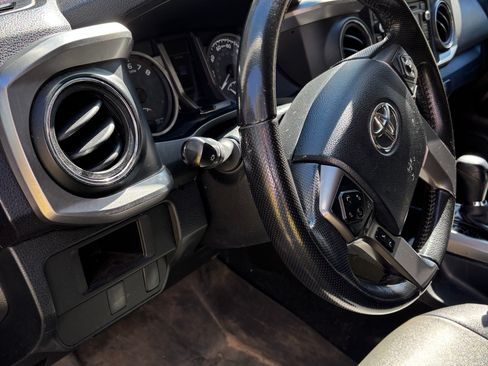 Used 2016 Toyota Tacoma SR5 w/ SR5 Appearance Package (SN) image 10