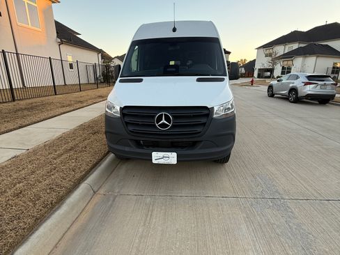 Used 2025 Mercedes-Benz Sprinter 2500 image 9