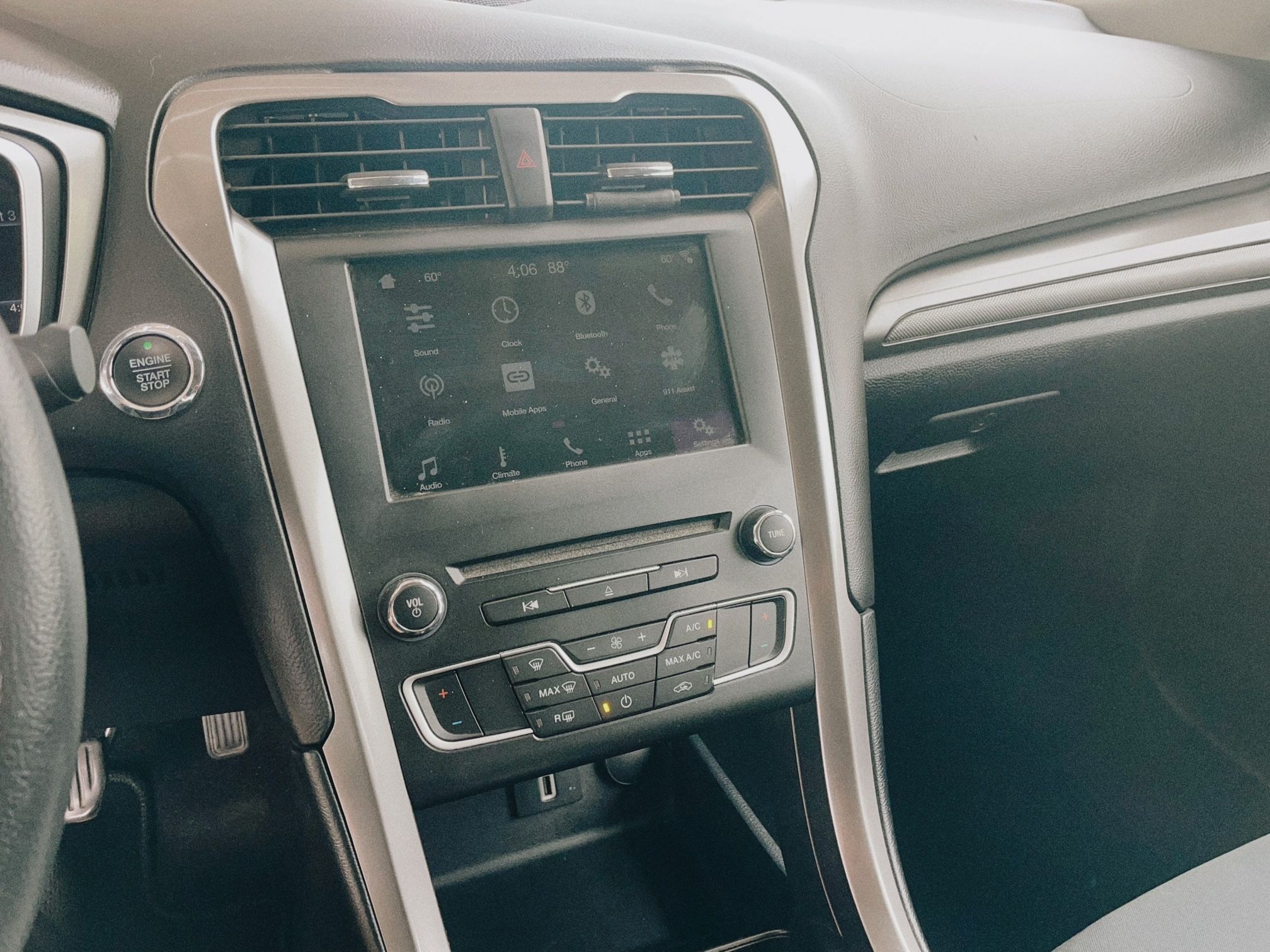 Used 2017 Ford Fusion SE w/ Fusion SE Technology Package FWD image 17