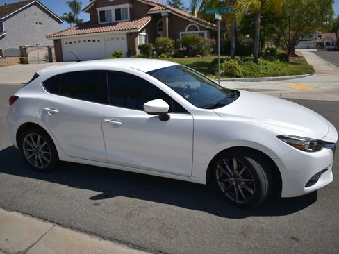 Used 2018 MAZDA MAZDA3 Touring FWD image 2