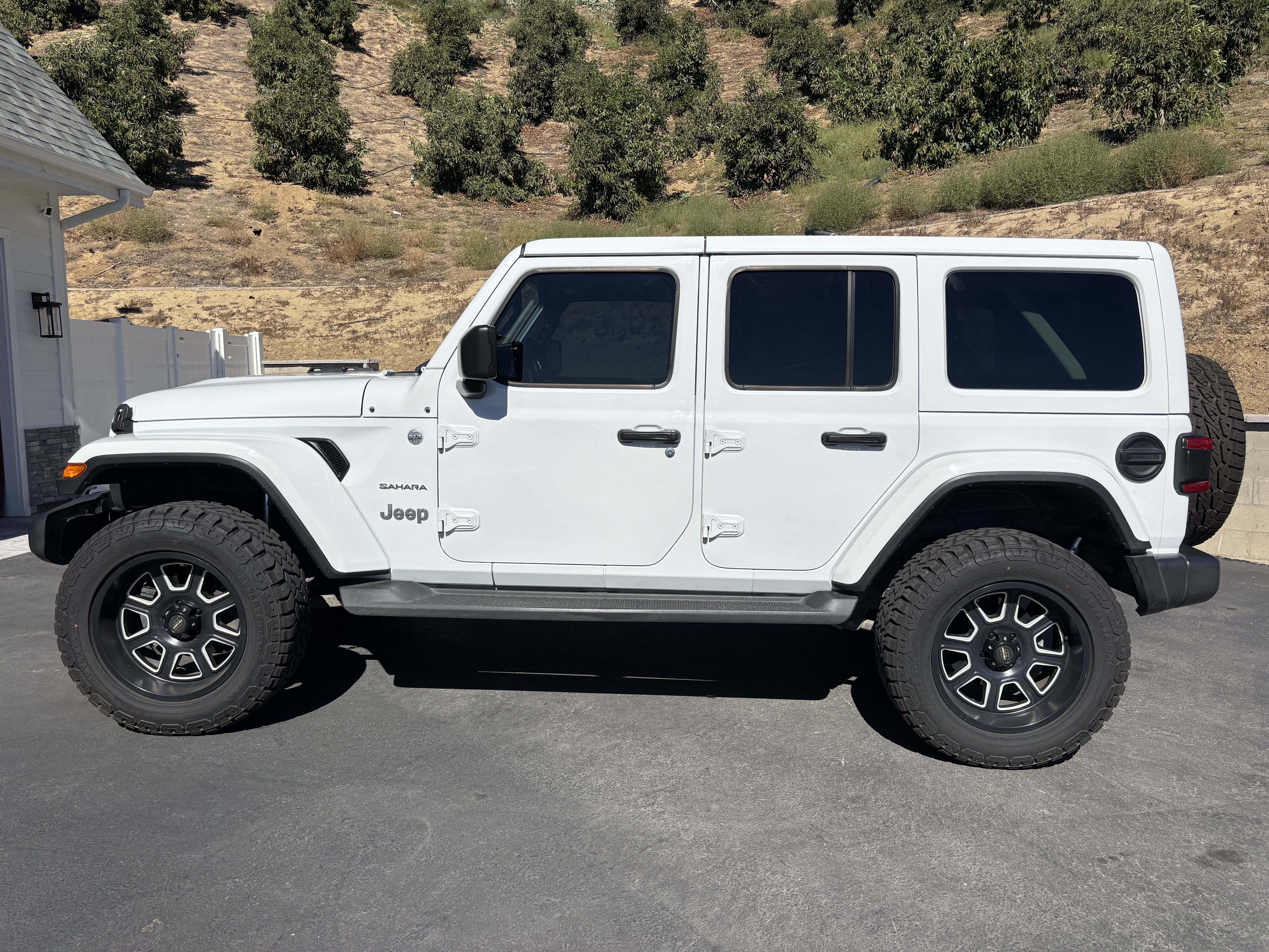 Used 2018 Jeep Wrangler Unlimited Sahara w/ Dual Top Group AWD/4WD image 1