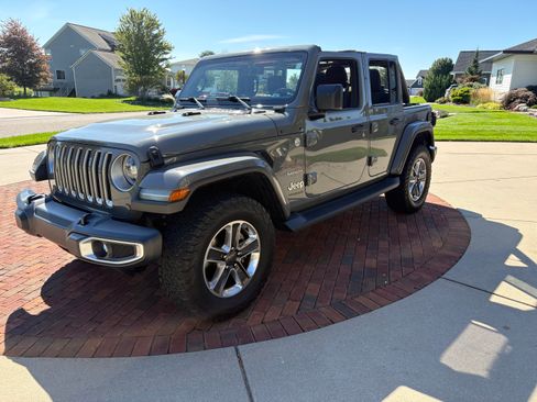 Used 2018 Jeep Wrangler Unlimited Sahara AWD/4WD image 4