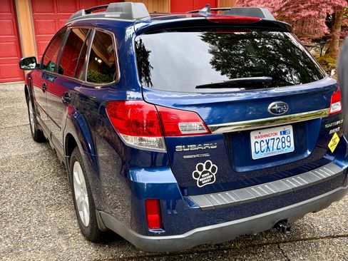 Used 2011 Subaru Outback 2.5i Limited w/ PWR Moonroof Pkg AWD/4WD image 2