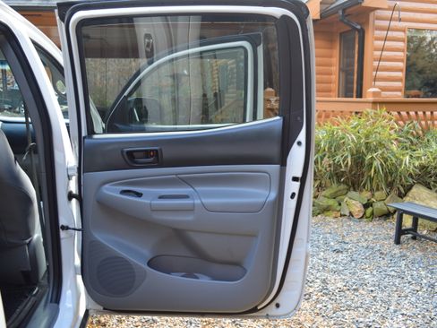 Used 2012 Toyota Tacoma 4x4 Double Cab image 25