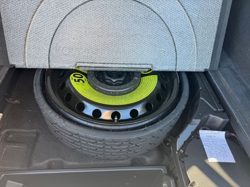 Used 2022 Audi e-tron Premium Plus image 9