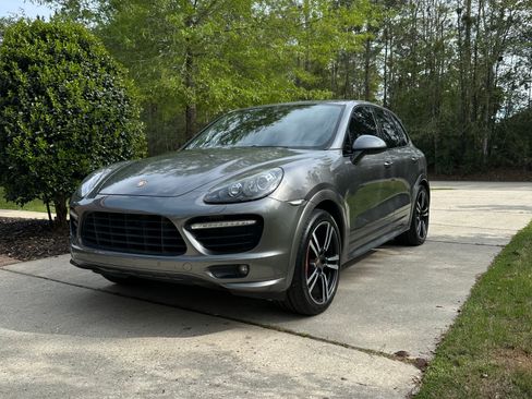 Used 2014 Porsche Cayenne GTS AWD/4WD image 2