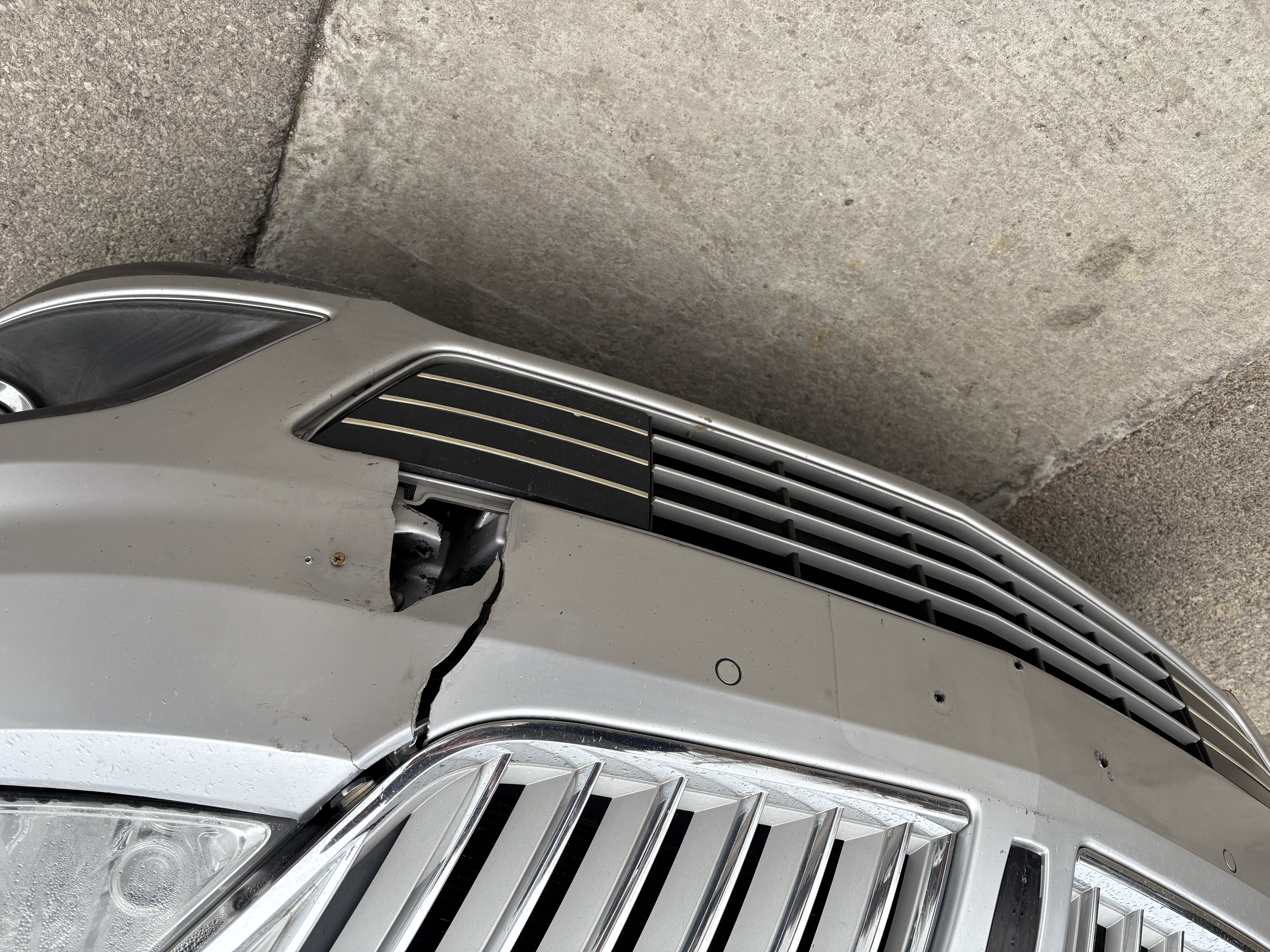 Used 2012 Lincoln MKS FWD image 2