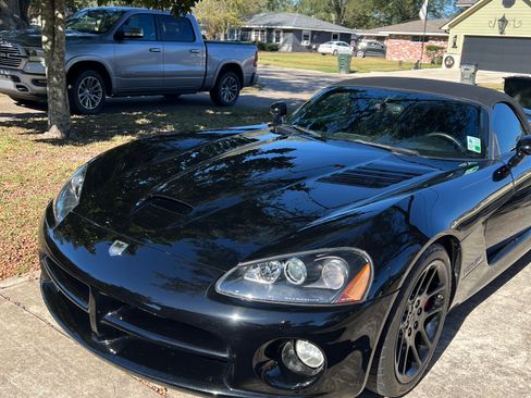Used 2005 Dodge Viper SRT-10 image 2