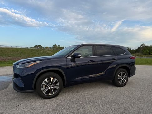 Used 2021 Toyota Highlander XLE FWD image 9