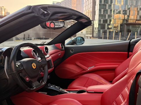 Used 2017 Ferrari California T image 2