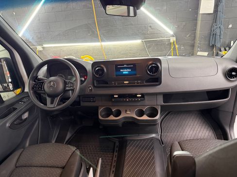 Used 2019 Mercedes-Benz Sprinter 2500 image 11