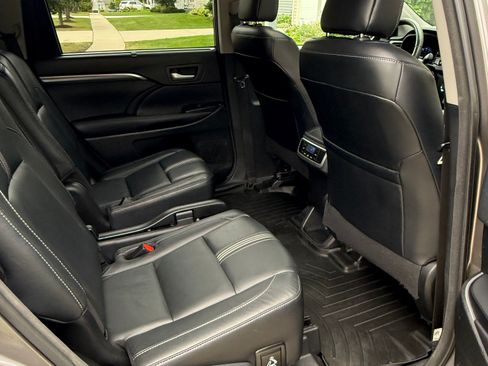 Used 2018 Toyota Highlander SE AWD/4WD image 10