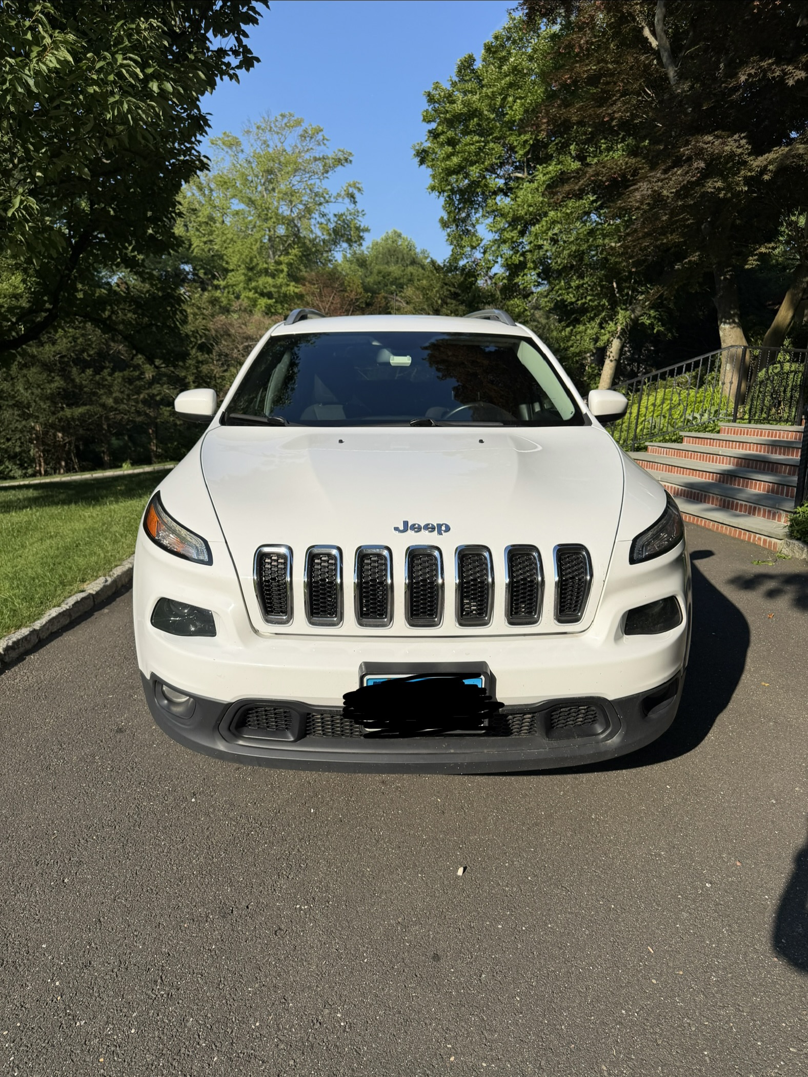 Used 2017 Jeep Cherokee Latitude w/ Cold Weather Group AWD/4WD image 4
