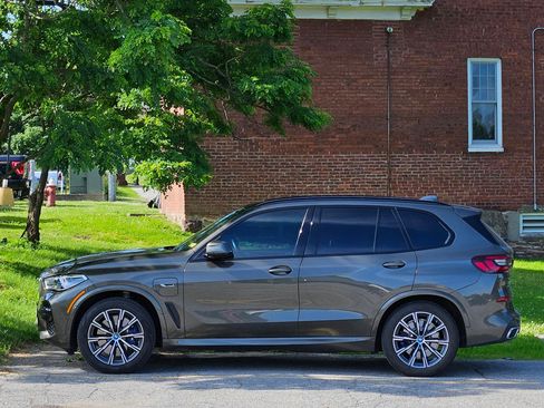 Used 2022 BMW X5 xDrive45e w/ M Sport Package image 2