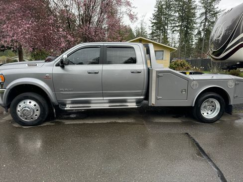 Used 2022 RAM 5500 4x4 Crew Cab image 2