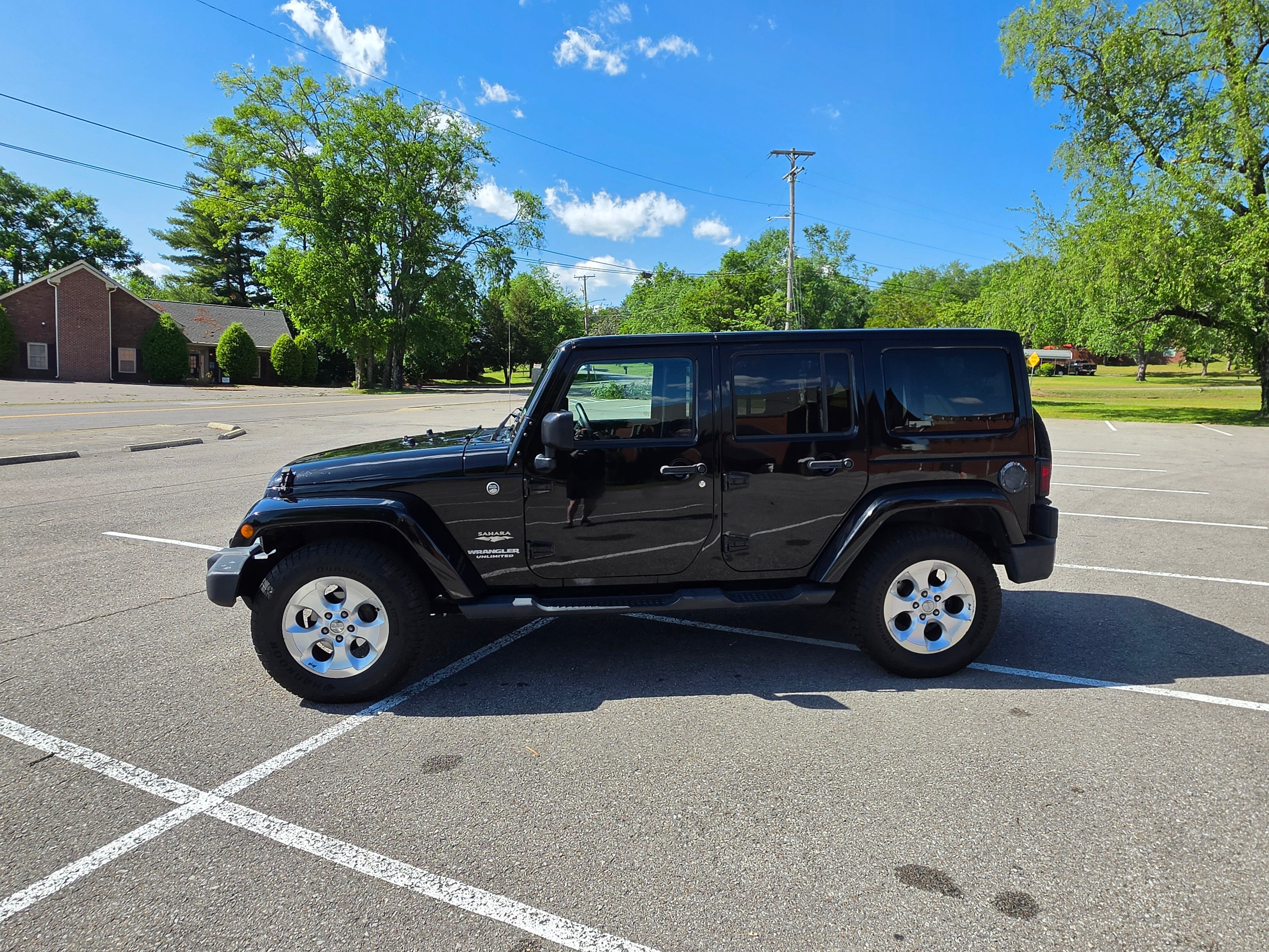 Used 2015 Jeep Wrangler Unlimited Sahara w/ Connectivity Group AWD/4WD image 2