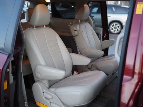 Used 2014 Toyota Sienna XLE image 9