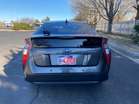 Used 2018 Toyota Prius Three image 9