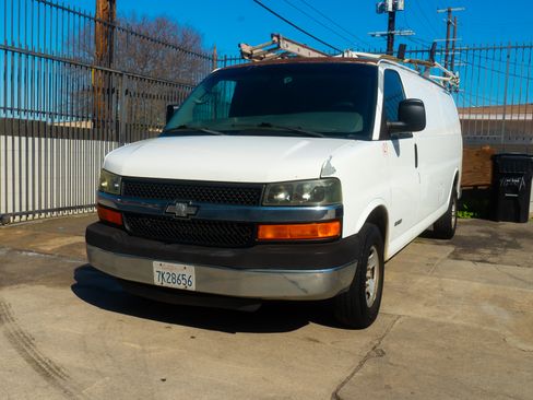 Used 2004 Chevrolet Express 2500 Extended image 2