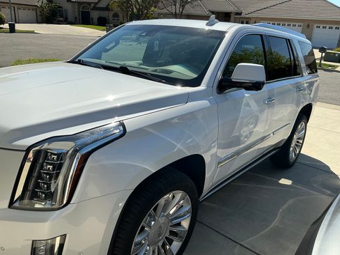 Used 2019 Cadillac Escalade Platinum image 2